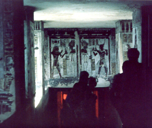 dans l'hypoge un couloir vers la chambre du sarcophage